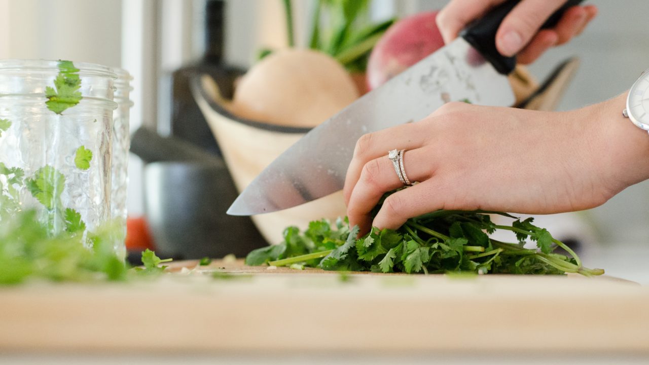 包丁で野菜を切る女性